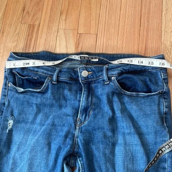 Levi's Jeans Womens 32 Blue 711 Mid Rise Skinny Distressed Medium Wash Casual - Picture 3 of 9